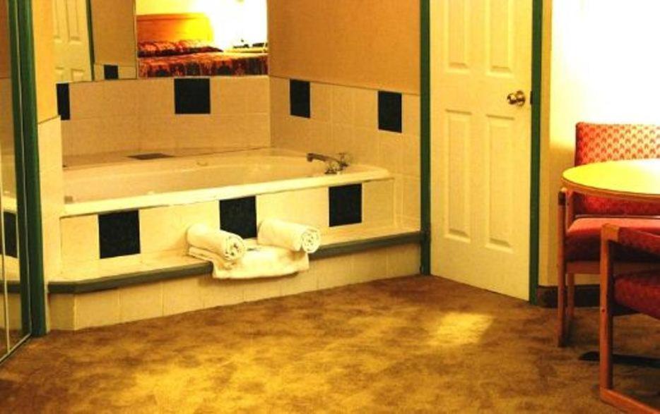 Fairview Inn Cornwall Room photo